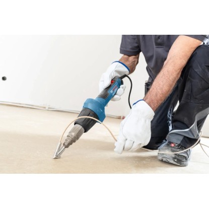 Bosch Professional GHG 20-60 hőlégfúvó padlóburkolat eltávolítás közben. Bosch Professional GHG 20-60 hőlégfúvó padlóburkolat eltávolítás közben.