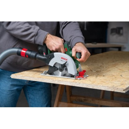 Bosch EasyCirc 18V-48 Solo akkus kézi körfűrész használat közben, fa vágásakor. Bosch EasyCirc 18V-48 Solo akkus kézi körfűrész használat közben, fa vágásakor.