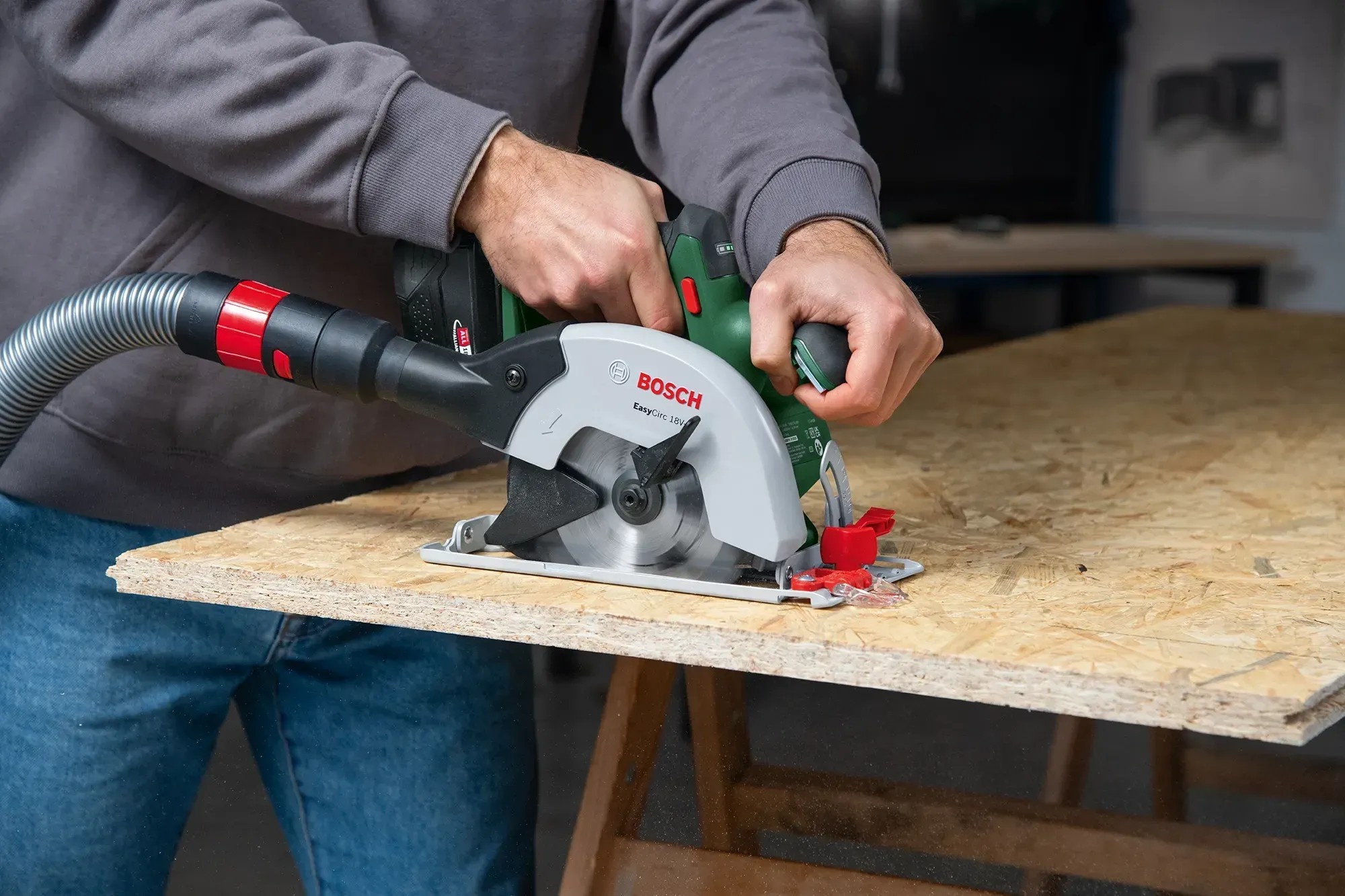 Bosch EasyCirc 18V-48 Solo akkus kézi körfűrész használat közben, fa vágásakor. Bosch EasyCirc 18V-48 Solo akkus kézi körfűrész használat közben, fa vágásakor.