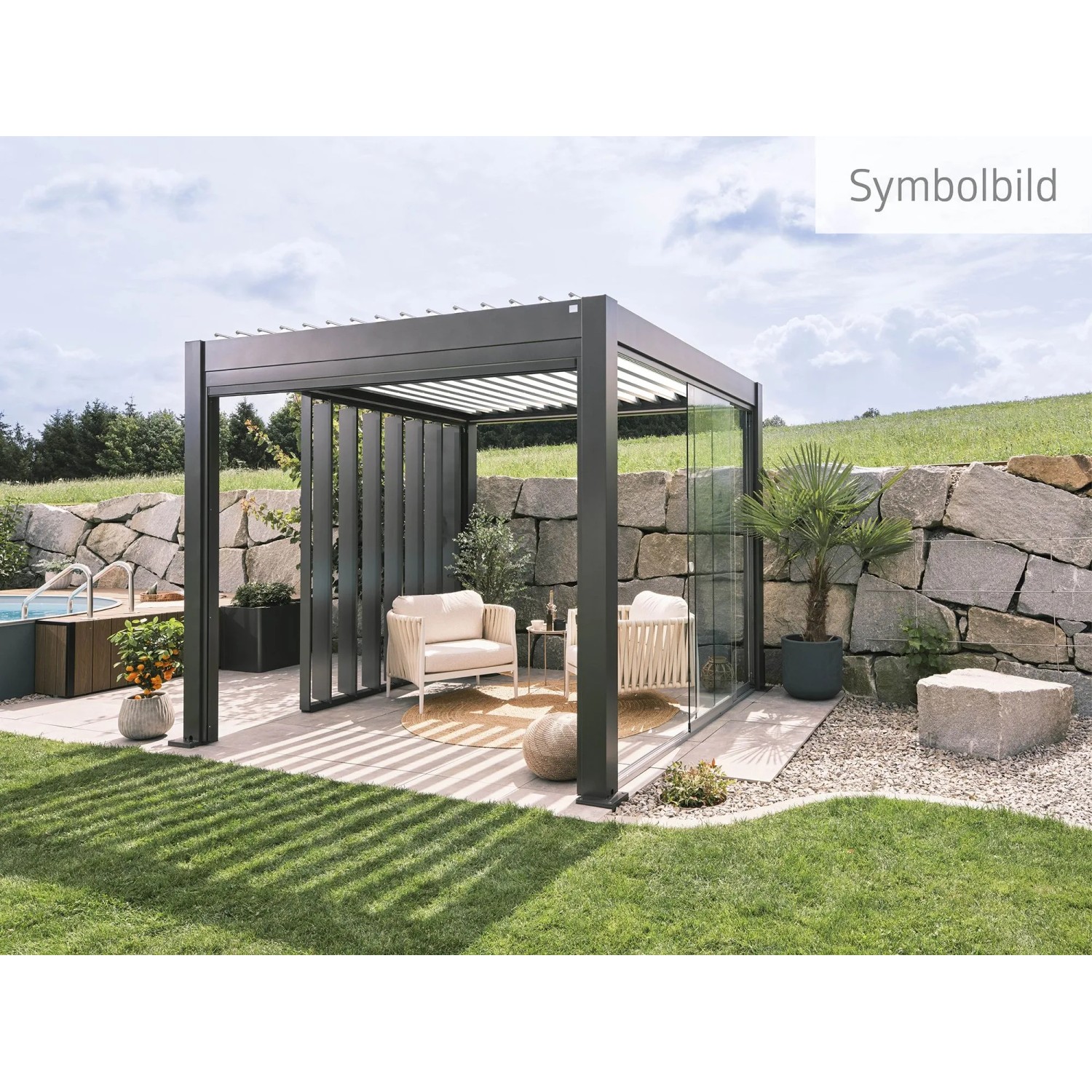 Modern Biohort pergola 6 x 3,5 m sötétszürke-ezüst színben, lamellákkal és ülősarokkal a kertben. Modern Biohort pergola 6 x 3,5 m sötétszürke-ezüst színben, lamellákkal és ülősarokkal a kertben.