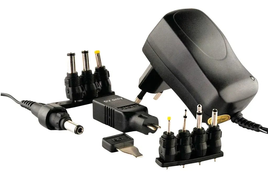 Univerzális hálózati tápegység 3-12V 1000 mA 9 adapterrel (USB is) Univerzális hálózati tápegység 3-12V 1000 mA 9 adapterrel (USB is)
