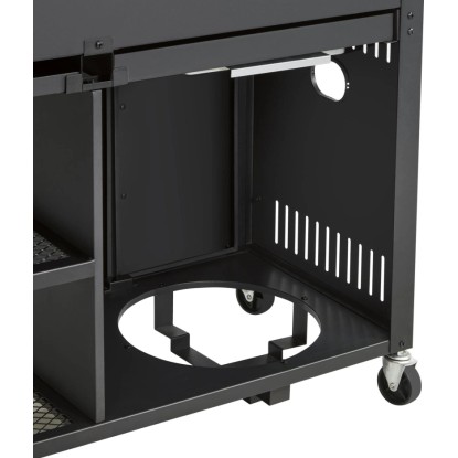 Közelkép egy fekete kombinált grill aljáról, kerekekkel. Közelkép egy fekete kombinált grill aljáról, kerekekkel.