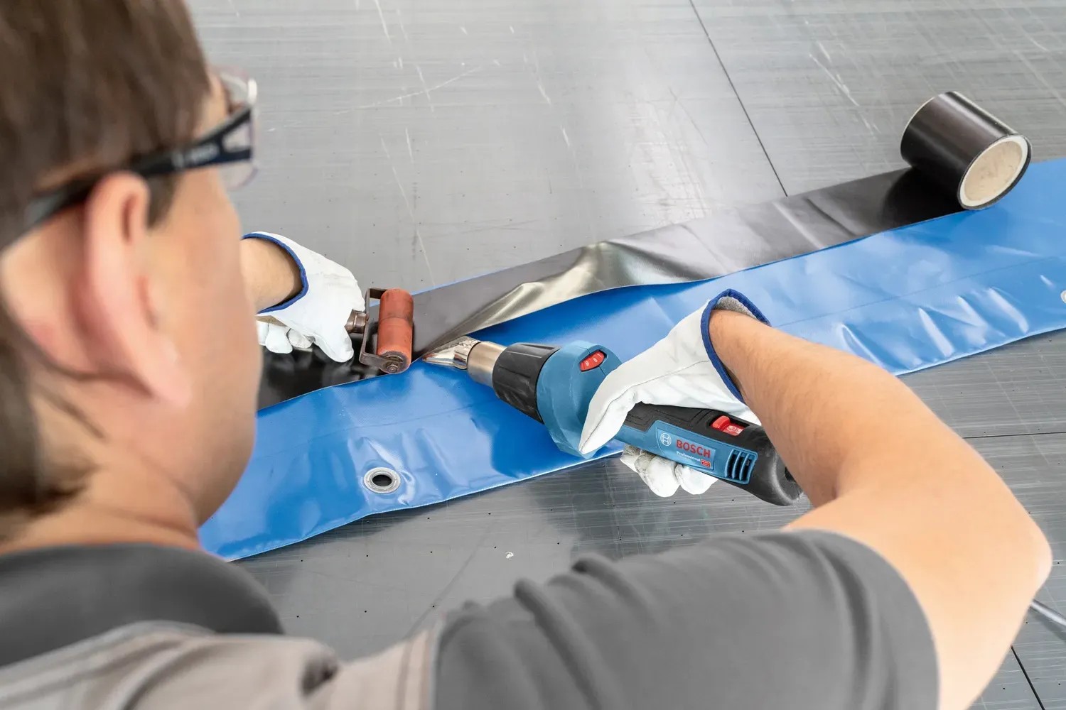 A Bosch Professional GHG 20-60 hőlégfúvó alkalmazása fólia hegesztéséhez. A Bosch Professional GHG 20-60 hőlégfúvó alkalmazása fólia hegesztéséhez.