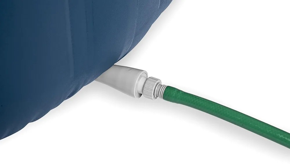Közelkép: Bestway Lay-Z-Spa Milan AirJet Plus csatlakoztatott kerti tömlővel. Közelkép: Bestway Lay-Z-Spa Milan AirJet Plus csatlakoztatott kerti tömlővel.