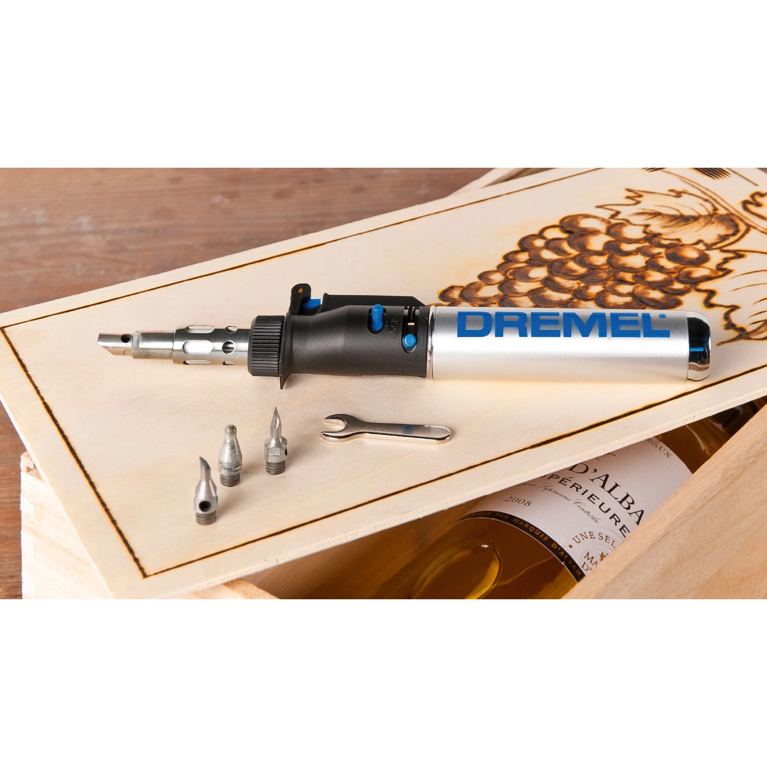 Dremel VersaTip 2000-7 forrasztópáka tartozékokkal és csavarkulccsal, pirográfiával díszített fadobozban. Dremel VersaTip 2000-7 forrasztópáka tartozékokkal és csavarkulccsal, pirográfiával díszített fadobozban.