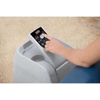 A Bestway Lay-Z-Spa Milan AirJet Plus vezérlőpanelje kézzel, Felfújható pezsgőfürdő A Bestway Lay-Z-Spa Milan AirJet Plus vezérlőpanelje kézzel, Felfújható pezsgőfürdő