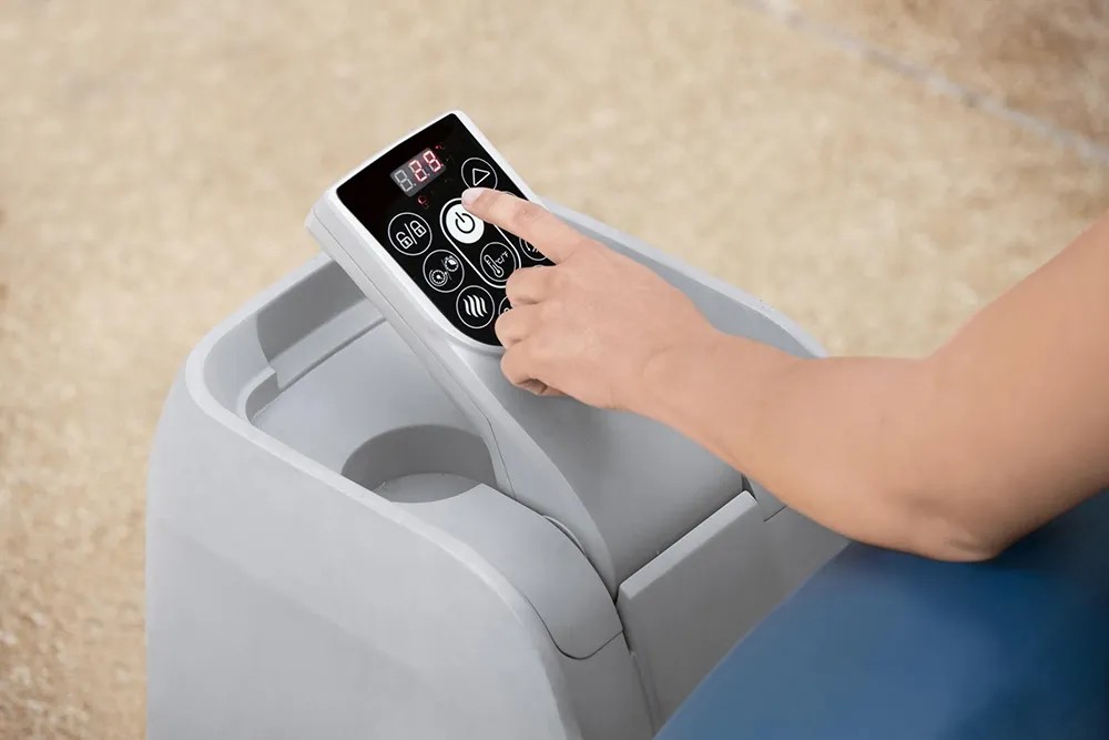 A Bestway Lay-Z-Spa Milan AirJet Plus vezérlőpanelje kézzel, Felfújható pezsgőfürdő A Bestway Lay-Z-Spa Milan AirJet Plus vezérlőpanelje kézzel, Felfújható pezsgőfürdő
