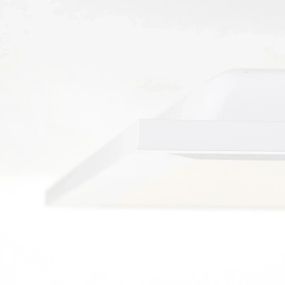 Közelkép a fehér LED Briston mennyezeti lámpáról, 100x25 cm, folyosóra. Közelkép a fehér LED Briston mennyezeti lámpáról, 100x25 cm, folyosóra.