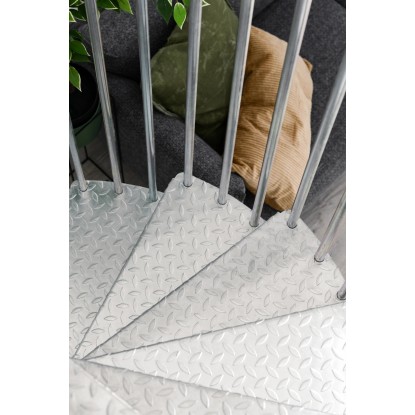 Közelkép: Minka Rondo Zink Smart 120 cm kültéri lépcső, horganyzott spirál lépcső bordázott fokokkal. Közelkép: Minka Rondo Zink Smart 120 cm kültéri lépcső, horganyzott spirál lépcső bordázott fokokkal.