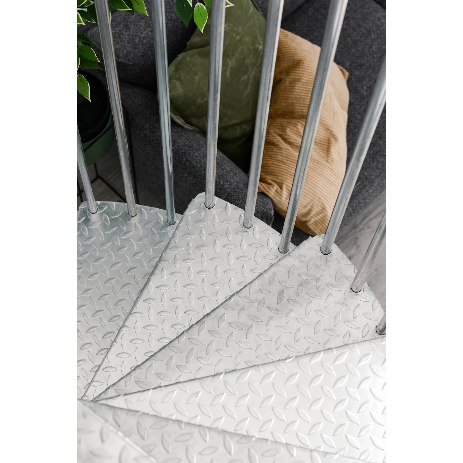 Közelkép: Minka Rondo Zink Smart 120 cm kültéri lépcső, horganyzott spirál lépcső bordázott fokokkal. Közelkép: Minka Rondo Zink Smart 120 cm kültéri lépcső, horganyzott spirál lépcső bordázott fokokkal.