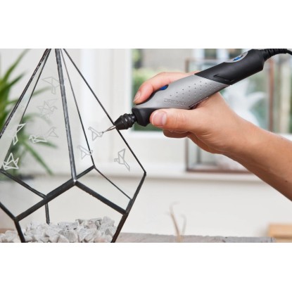 Kéz gravíroz üvegterráriumot Dremel Stylo+ multifunkciós szerszámmal. Precíz miniszerszám kreatív projektekhez. Kéz gravíroz üvegterráriumot Dremel Stylo+ multifunkciós szerszámmal. Precíz miniszerszám kreatív projektekhez.