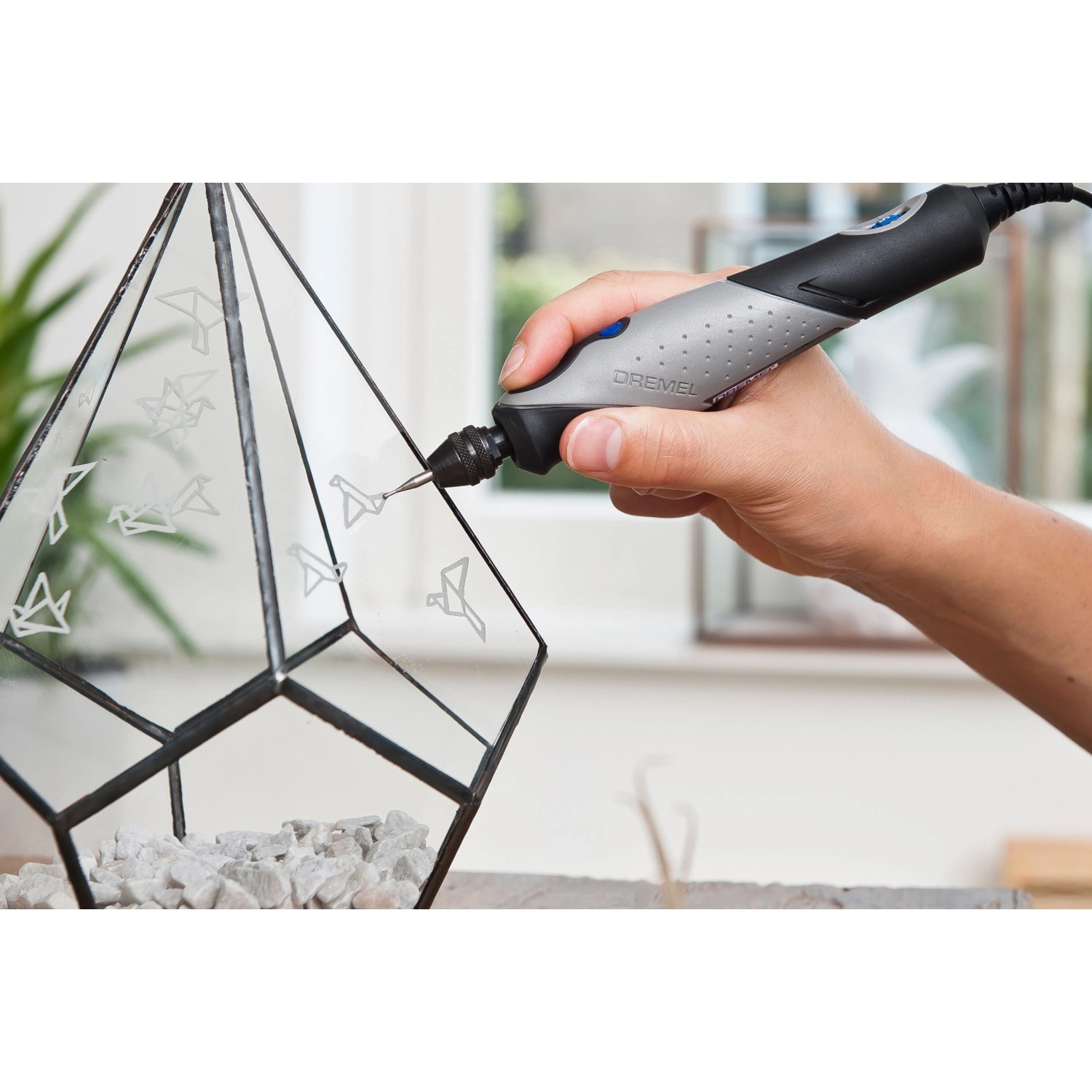 Kéz gravíroz üvegterráriumot Dremel Stylo+ multifunkciós szerszámmal. Precíz miniszerszám kreatív projektekhez. Kéz gravíroz üvegterráriumot Dremel Stylo+ multifunkciós szerszámmal. Precíz miniszerszám kreatív projektekhez.
