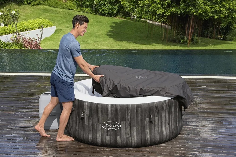Bestway Lay-Z-Spa Bahamas AirJet: Felfújható pezsgőfürdő fedővel a kertben. Bestway Lay-Z-Spa Bahamas AirJet: Felfújható pezsgőfürdő fedővel a kertben.