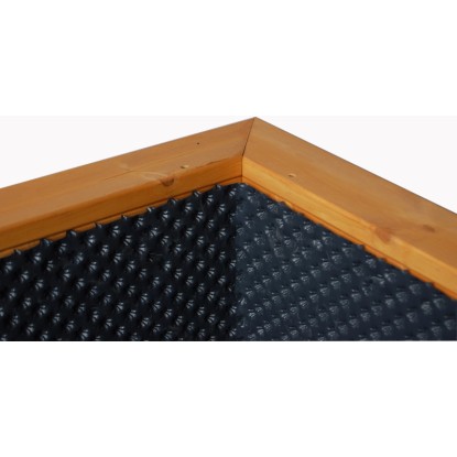 Közelkép a Gaspo Classic magaságyásról 130x80 mézszínű, buborékfóliával. Fa magaságyás vakondhálóval. Közelkép a Gaspo Classic magaságyásról 130x80 mézszínű, buborékfóliával. Fa magaságyás vakondhálóval.