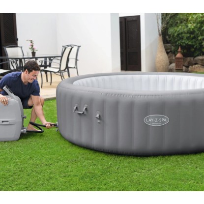 Bestway Lay-Z-Spa Grenada AirJet felfújható pezsgőfürdő (Ø 236 cm) felállítás közben. Bestway Lay-Z-Spa Grenada AirJet felfújható pezsgőfürdő (Ø 236 cm) felállítás közben.