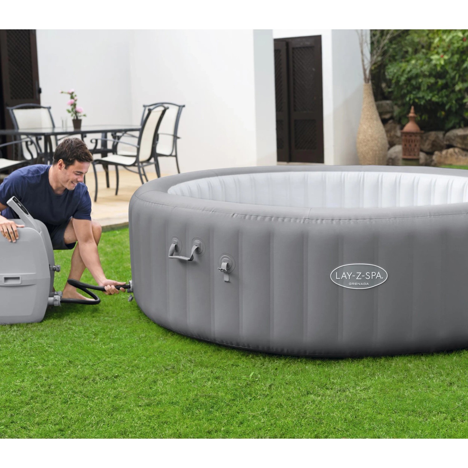 Bestway Lay-Z-Spa Grenada AirJet felfújható pezsgőfürdő (Ø 236 cm) felállítás közben. Bestway Lay-Z-Spa Grenada AirJet felfújható pezsgőfürdő (Ø 236 cm) felállítás közben.