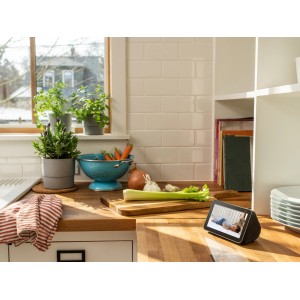 Hama Smart WiFi 1080p (fehér) WLAN kamera a konyhaasztalon zöldségekkel és fűszernövényekkel.