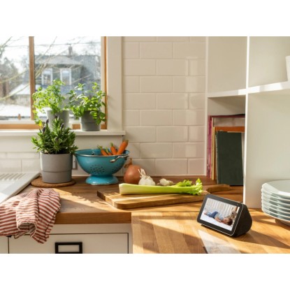Hama Smart WiFi 1080p (fehér) WLAN kamera a konyhaasztalon zöldségekkel és fűszernövényekkel.
