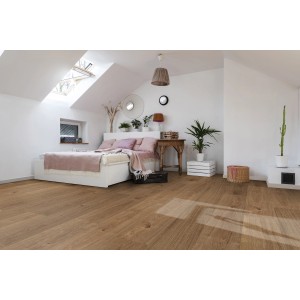Világos szoba Kaindl Masterfloor Life Alhambra tölgy laminált padlóval.