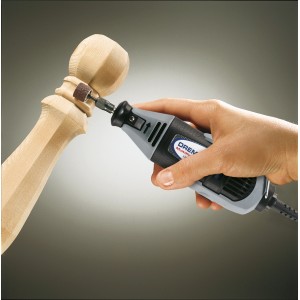 Dremel 408 csiszolószerszám csiszolószalaggal használat közben egy munkadarabon.