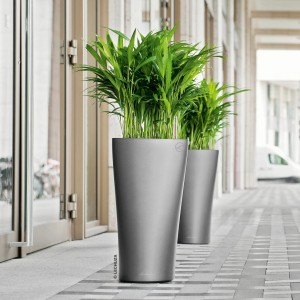 Lechuza Delta Premium virágtartó, Ø 30 cm, antracit metál, zöld növényekkel.