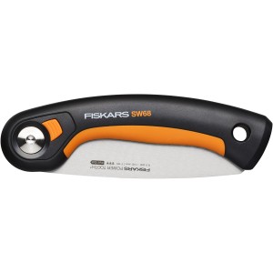 Fiskars Plus SW68 összecsukható fűrész, 15 cm, zárt állapotban. Kerti fűrész fekete nyéllel és narancssárga díszítéssel.
