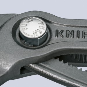 Közelkép: Szürke Knipex Cobra vízpumpafogó 300 mm állító gombbal.