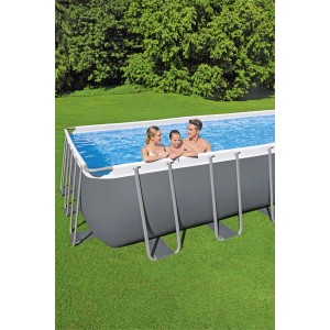 Bestway PowerSteel Pool Set: Téglalap alakú acélvázas medence családdal a vízben, gyepen.