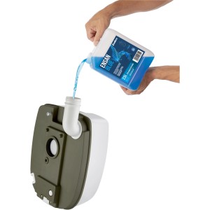 Enders Mobil WC Deluxe kemping WC: A frissvíztartály feltöltése kék tisztítófolyadékkal.