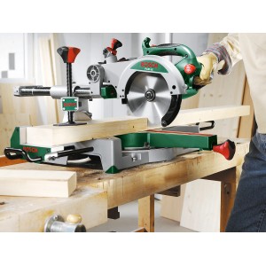 Bosch PCM 8 S gérvágó fűrész, amint egy fadarabot vág egy munkapadon.