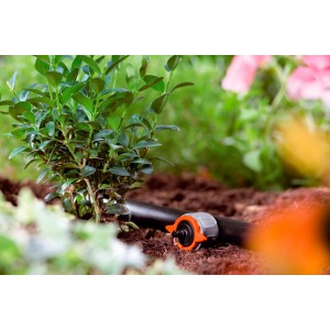 Gardena nyomáskiegyenlítő végcsepegtető a Micro-Drip rendszerben, egy növény öntözéséhez.