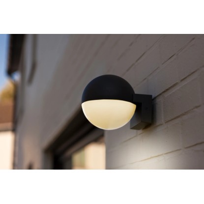 Modern, fekete LED kültéri fali lámpa félkör alakú, hangulatos világításhoz.