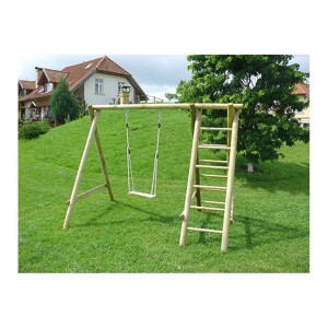 Fa hinta létrával a kertbe, a játszótéri felszerelések kategóriájának része.