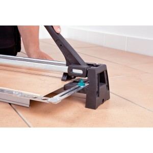 wolfcraft TC 600 csempevágó használat közben, 600 mm hosszúságig csempék vágásához.