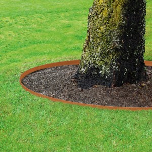 Bellissa Corten acél pázsitszegély rozsdás felülettel egy fa körül a kertben.