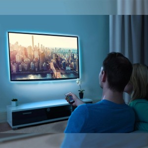 TV Brilo LED-Strip RGB világítással, távirányítóval vezérelve a színváltáshoz és a fényerő szabályozásához.