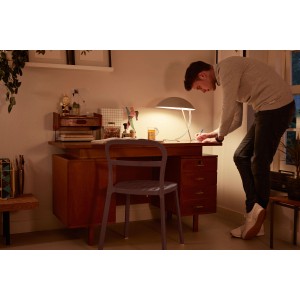 Philips G9 LED lámpa, 3,2W, meleg fehér használatban íróasztalon személlyel.