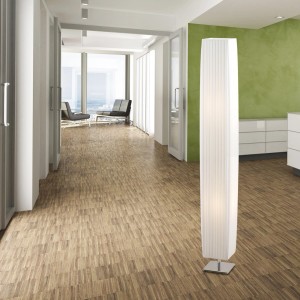 Fehér Globo pliszé lámpa, design állólámpa króm talppal, kb. 119 cm magas.