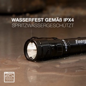 Fekete Energizer X-Focus zseblámpa, vízálló, fókuszálható fénysugárral.