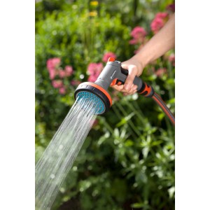 Gardena Comfort ágyáspermetező használat közben: Növények öntözése a kertben.