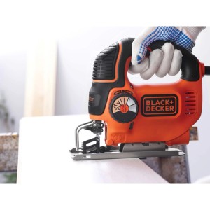 Narancssárga Black+Decker dekopírfűrész használat közben fán.