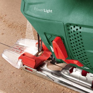 Közelkép egy Bosch PST 900 PEL dekopírfűrészről (620 W) fa vágása közben.