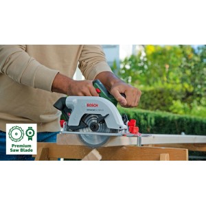 Személy vág fát Bosch UniversalCirc 18V-53 akkus körfűrésszel. Szürke fűrész zöld markolattal.
