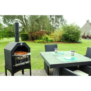 Buschbeck pizza sütő a kertben pizzával, grillráccsal és pizzakővel. Mobil grill kandalló tárolóval.