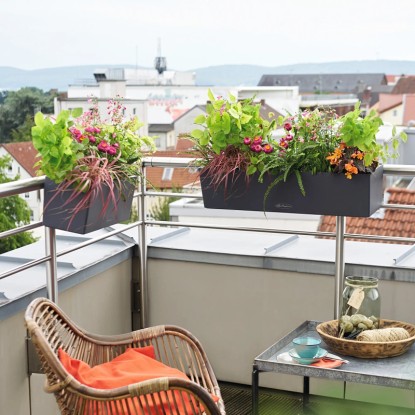 Lechuza Balconera Color 80, palaszürke virágláda növényekkel egy erkélyen.