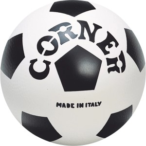 Fehér Corner műanyag labda fekete ötszögekkel, 23 cm átmérő.