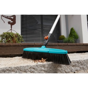 Gardena Combisystem utcai seprű kék kefével és kaparóéllel a szennyeződések eltávolításához.
