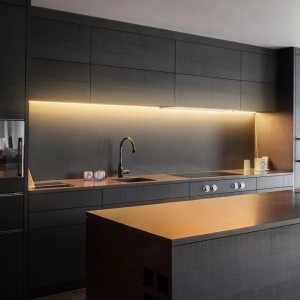 Modern konyha Brilo LED-Strip COB meleg fehér szalaggal a szekrények alatt a hangulatos világításért.