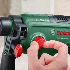 Közelkép a Bosch UniversalHammer 18 V akkus fúrókalapácsról beállítás közben.