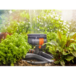 Gardena Aqua Zoom Compact négyszögletes esőztető használat közben: növények öntözése a kertben.
